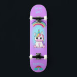 Unicórnio no skate com legendas personalizadas<br><div class="desc">Unicorn no skate com legendas personalizadas Unicorn Personalizado skate CLIQUE em PERSONALIZAR MODELO OPTION E INSIRA o NAME. você também pode personalizar outra legenda. Legal skate projetado com cores vivas e para o fundo e um unicórnio funky andando de skate. Este skate faz uma ideia de presente de excelente para...</div>