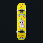 Unicórnio no skate com legendas personalizadas<br><div class="desc">Unicorn no skate com legendas personalizadas Unicorn Personalizado skate CLIQUE em PERSONALIZAR MODELO OPTION E INSIRA o NAME. você também pode personalizar outra legenda. Legal skate projetado com cores vivas e para o fundo e um unicórnio funky andando de skate. Este skate faz uma ideia de presente de excelente para...</div>