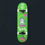 Unicórnio no skate com legendas personalizadas<br><div class="desc">Unicorn no skate com legendas personalizadas Unicorn Personalizado skate CLIQUE em PERSONALIZAR MODELO OPTION E INSIRA o NAME. você também pode personalizar outras legendas. Legal skate projetado com cores vivas e para o fundo e um unicórnio funky andando de skate. Este skate faz uma ideia de presente de excelente para...</div>