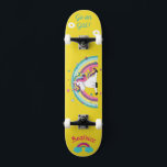 Unicórnio no skate com legendas personalizadas<br><div class="desc">Unicorn no skate com legendas personalizadas Unicorn Personalizado skate CLIQUE em PERSONALIZAR MODELO OPTION E INSIRA o NAME. você também pode personalizar outra legenda. Legal skate projetado com cores vivas e para o fundo e um unicórnio funky andando de skate. Este skate faz uma ideia de presente de excelente para...</div>