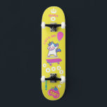 Unicórnio no skate com legendas personalizadas<br><div class="desc">Unicorn Personalizado skate para crianças. CLIQUE em PERSONALIZAR OPÇÃO DE MODELO E DIGITE O NOME. você também pode personalizar outras legendas. Legal skate projetado com cores vivas e para o fundo e um unicórnio funky andando de skate. Este skate faz uma ideia de presente de excelente para um amante de...</div>