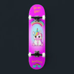 Unicórnio no skate com legendas personalizadas<br><div class="desc">Unicorn no skate com legendas personalizadas Unicorn Personalizado skate CLIQUE em PERSONALIZAR MODELO OPTION E INSIRA o NAME. você também pode personalizar outra legenda. Legal skate projetado com cores vivas e para o fundo e um unicórnio funky andando de skate. Este skate faz uma ideia de presente de excelente para...</div>