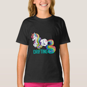 Unicórnio sonhando com camisa bonito do arco-íri