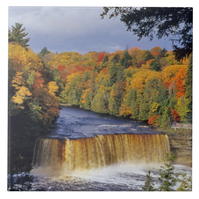 Upper Tahquamenon Falls in UP Michigan no outono (Frente)