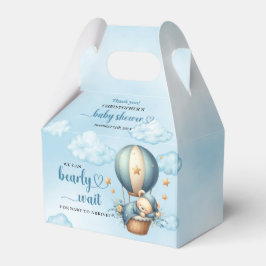 Ursinho de pelúcia dormindo em caixas de favelados