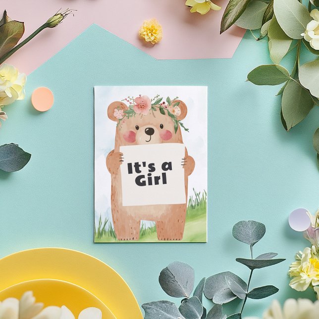 Urso de pelúcia bonitinho É um Convite para Chás d (Adorable baby shower invitation.A cute bear illustration holding a sign that says “It’s a Girl")