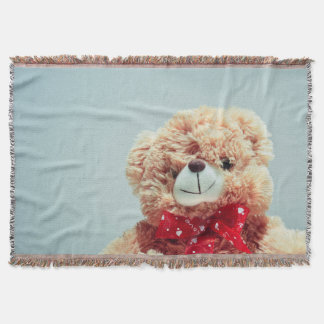 Urso de pelúcia com um cobertor de Arco vermelho