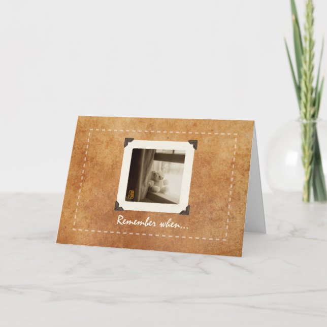 Urso de Pelúcia no Peitoril Cartão de Saudade com  (Frente)