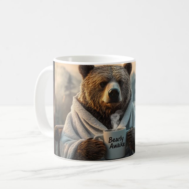 Urso em Robe Segurando Caneca de Café (Frente Esquerda)