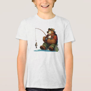 Urso pescador fofo ao ar livre