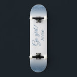 Vá, garota! O skate no estilo brilhante!<br><div class="desc">Vá, garota! skate no estilo azul de brilho. Torne este skate seu próprio conteúdo adicionando seu texto. Para acessar ferramentas avançadas de edição, vá para "Personalizar este modelo" e clique em "Detalhes", role para baixo e pressione o link "clicar para personalizar mais". Ideal para qualquer ocasião como aniversário ou graduação,...</div>