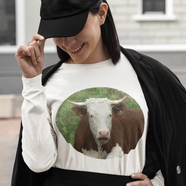 Vaca em Camisa de Grama Camisa de Leve Longa (Cow in Grass Cameo Long Sleeve Shirt)