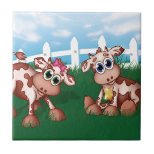 Vacas do bebê em um lado do monte com da cerca
