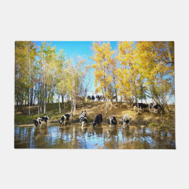 Vacas no outono no tapete de porta de pond