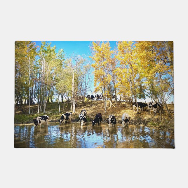 Vacas no outono no tapete de porta de pond (Frente)