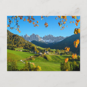 Vale de Val di Funes com cartão postal de outono