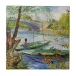 Van Gogh Pesca na Primavera, Pont de Clichy<br><div class="desc">Pescar na Primavera, o Pont de Clichy, de Vincent van Gogh, é uma pintura marítima de apos impressionismo fino, que apresenta um homem num barco a pescar no rio Sena na primavera, na ponte Pont de Clichy. Sobre o artista: Vincent Willem van Gogh era um pintor do Post Impressionista cujo...</div>