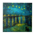 Van Gogh Starry Night Over the Rhône<br><div class="desc">Azulejo cerâmico com o óleo de Vincent van Gogh pintando Starry Night sobre o Ródano (1888). As estrelas amarelas brilhantes decoram o céu azul noturno como um casal rolando ao longo de um riverbank em Arles. Um presente perfeito para fãs de Impressionismo Poste e arte holandesa.</div>