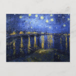 Van Gogh Starry Night Sobre O Cartão Postal Do Ród<br><div class="desc">Van Gogh Starry Night sobre o cartão postal Rhone. Pintura a óleo na canvas de 1888. Uma das paisagens noturnas mais amadas de van Gogh, a Noite Estrelada sobre o Ródano captura o céu noturno que rebenta sobre o cais leste da cidade francesa de Arles. Um presente de excelente para...</div>