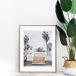 Van Retro com Surfboards na Poster de praia costei<br><div class="desc">Surfar é um estilo de vida. Traga sua liberdade e boas vibrações para sua casa com este poster de surfboard.</div>