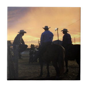 Vaqueiros do rodeio que esperam para montar