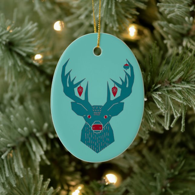 Veado com ornamentos pendurados em Antlers (Árvore)