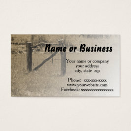 vedação de madeira antiga por um campo ou uma past