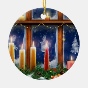 Vela nos enfeites de natal da janela