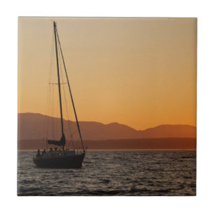 Velero ao pôr do sol no Puget Sound