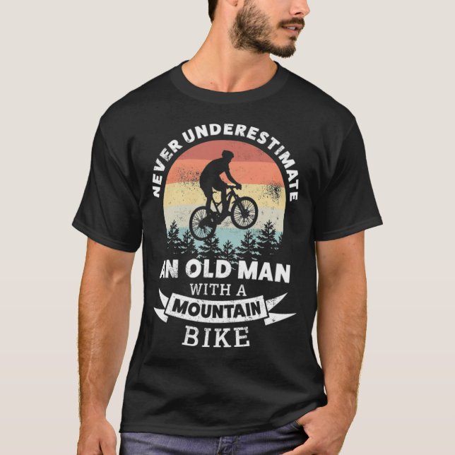 Velho com camisa de bicicleta de geek de montanha (Frente)