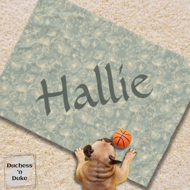 Velo Cobertor de Cachorro - Botânico Verde Salvia, Pers (Personalized Sage Green Botanical Dog Blanket on ivory carpet and puppy with toy basketball)