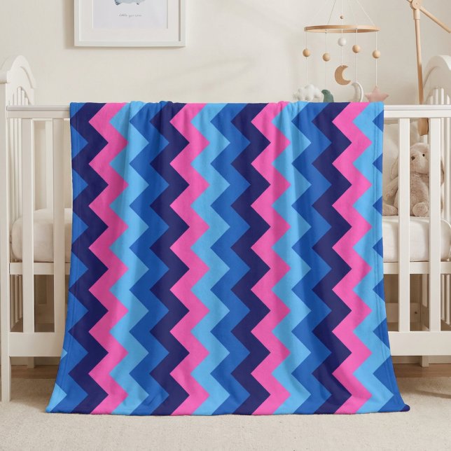 Velo Cobertor de Fleece Azul Rosa Chevron Médio (Cool Blue Pink Chevrons Medium Fleece Blanket draped over the side of a baby crib in nursery.)
