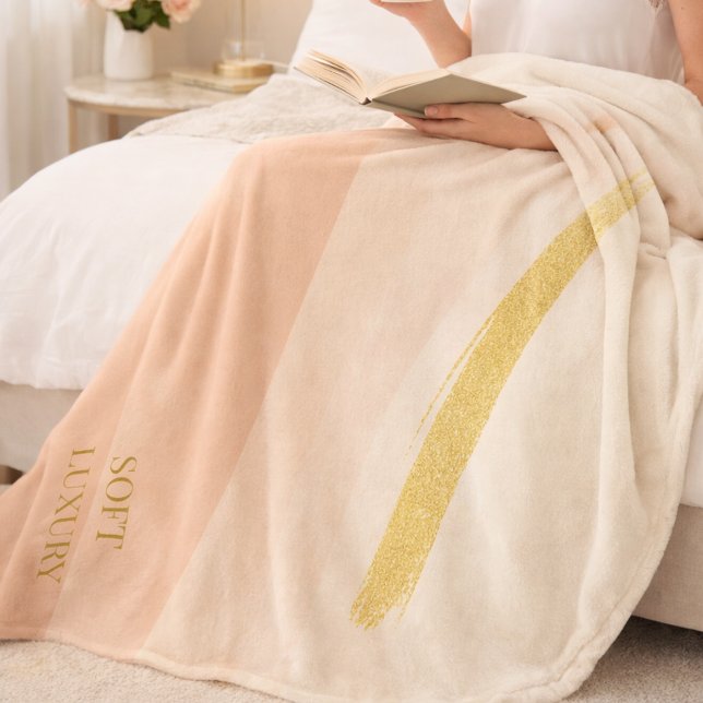 Velo Cobertor de Fleece Marfim Bege Dourado (A soft ivory base with blush fade and gold contrast for refined bedroom layering.)