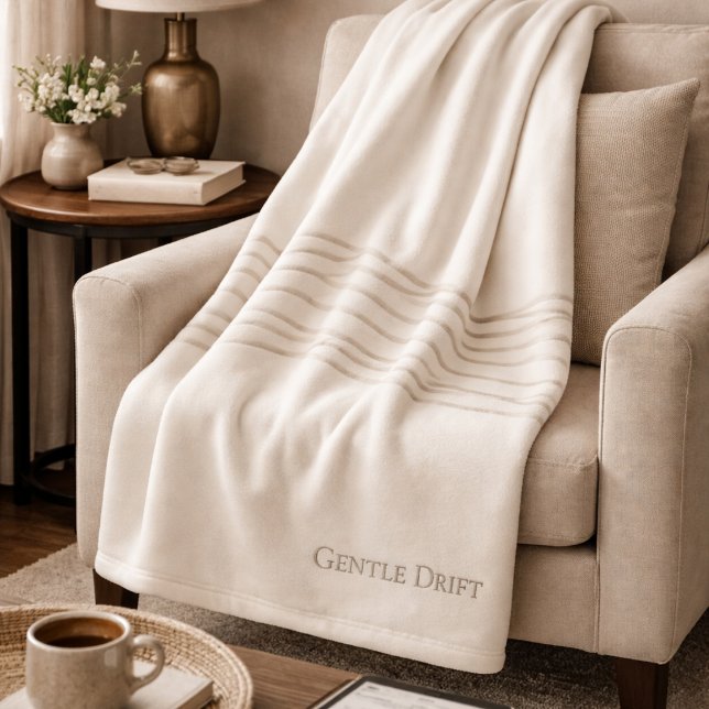 Velo Cobertor de Fleece Marrom-Claro Marfim (Soft taupe lines drift across ivory, grounding neutral spaces with gentle visual flow.)