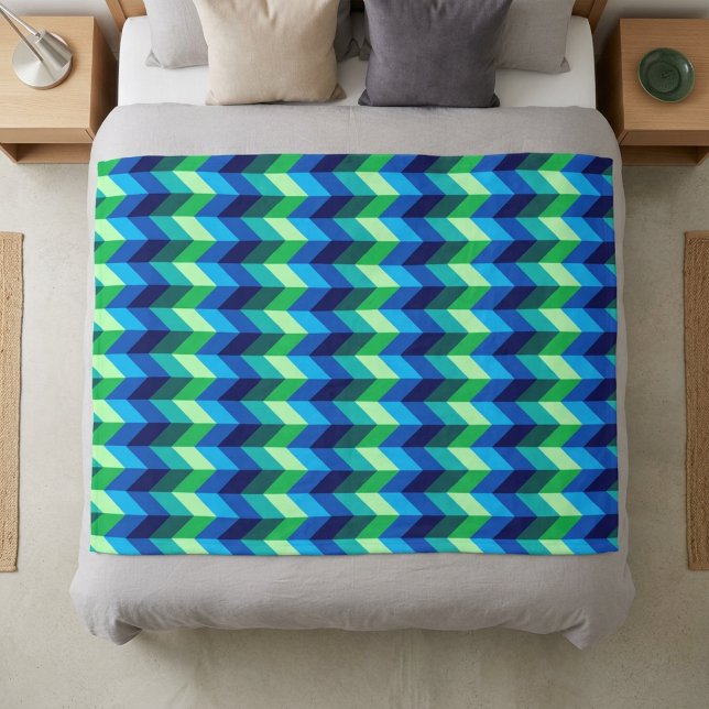 Velo Cobertor de Fleece Ombre Chevron Verde Azul Médio (Blue Green Ombre Chevrons Medium Fleece Blanket on a bed.)