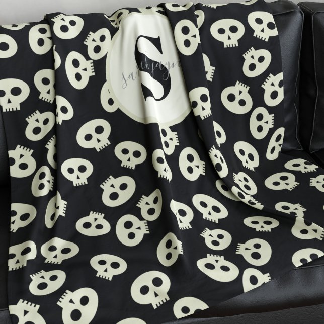 Velo Cobertor de Fleece Preto com Monograma e Padrão de (Add your initial and or name to this cute skull pattern blanket. Perfect for snuggles!)
