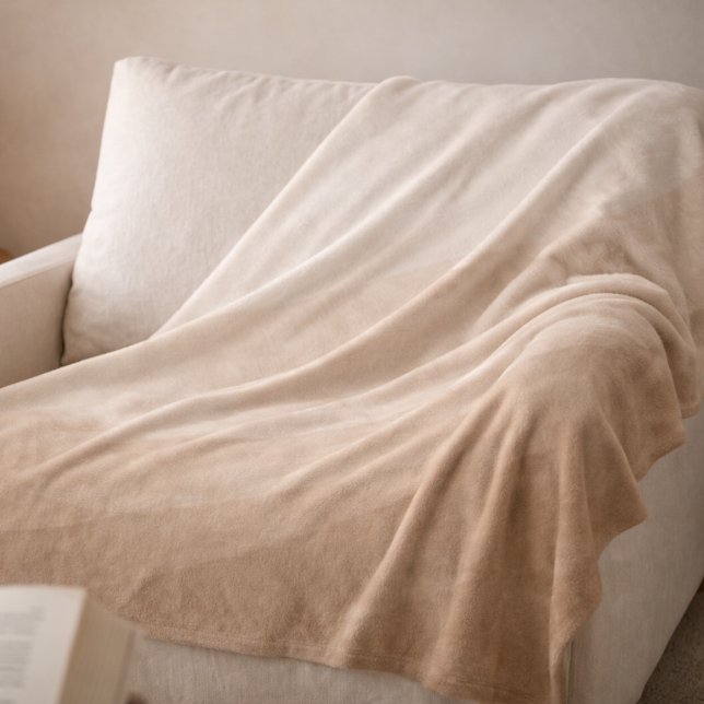 Velo Cobertor de Fleece Taupe Ivory Horizon (A soft taupe-to-ivory gradient brings gentle contrast and layered depth to neutral spaces)