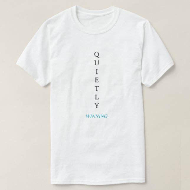 Vencendo Silenciosamente – Camiseta de Tipografia  (Frente do Design)
