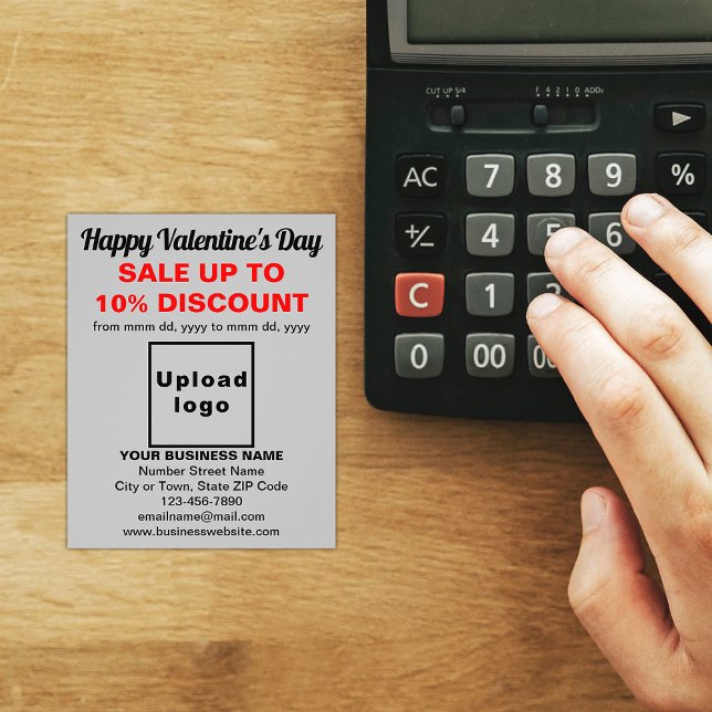 Venda de Namorados de negócios no folheto Cinza (Attract more customers this Valentine's Day. Business Valentine sale on gray flyer on store desk.)