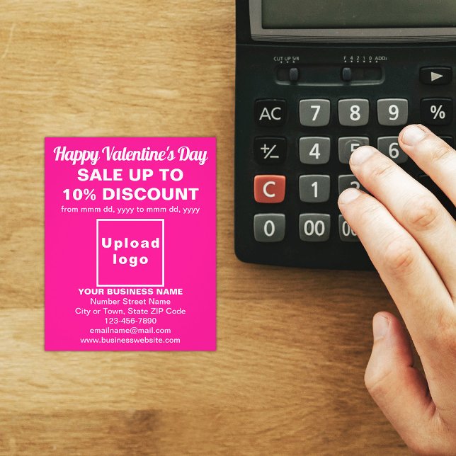 Venda de Namorados de Negócios no Folheto Rosa (Attract more customers this Valentine's Day. Business Valentine sale on pink flyer on store desk.)