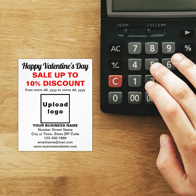 Venda de Namorados de Negócios no White Flyer (Attract more customers this Valentine's Day. Business Valentine sale on white flyer on store desk.)