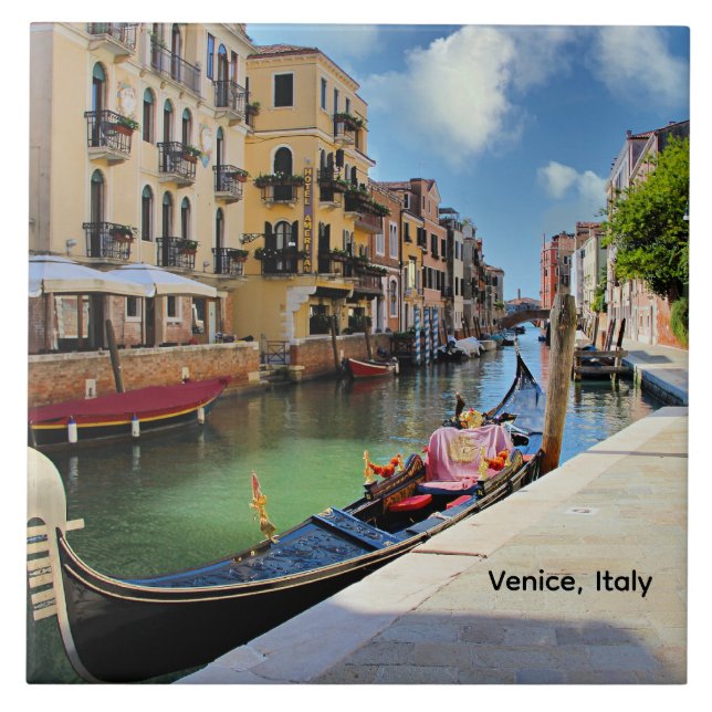 Venice, Italy, picturesque with gondola and canal, (Frente)