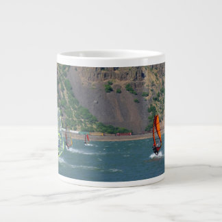 Vento-surfistas na caneca do rio Hood
