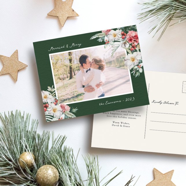 Verde Casado e Alegre Cartão Postal de Foto (Green Holiday Photo Postcard with Watercolor Floral Botanical Berries Merry Christmas)