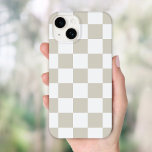 Verificação Retroativa do bege<br><div class="desc">Capa de telefone de impressão do quadro de verificação da Trendy boho em cores brancas e bege claro. Use as ferramentas de design para adicionar seu próprio monograma, nome ou outro texto, ou alterar a cor de fundo para criar um único cobrir de dispositivo tipo.</div>