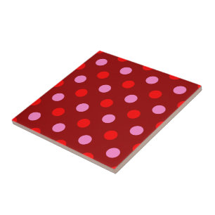 Vermelho e Rosa Sobre Desenho de Bolinhas Marrom