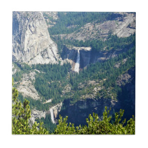 Vernal e Nevada caem do Glacier Point, CA