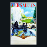 Versalhes, França, Poster de Viagens vintage<br><div class="desc">Impressão de reprodução de uma década de 1930 publicando a Art Deco poster para promover o turismo de Versalhes, França, pela SNCF (caminhos de ferro nacionais franceses). Grande imagem de uma fonte com cavalos com estátuas no parque e palácio ao fundo. Digitalmente remodelado para trazer a imagem para cima, trazer...</div>