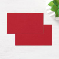 Vestuário vermelho, rosa e laranja pendurado lado 