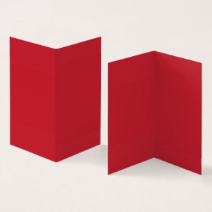 Vestuário vermelho, rosa e laranja pendurado lado